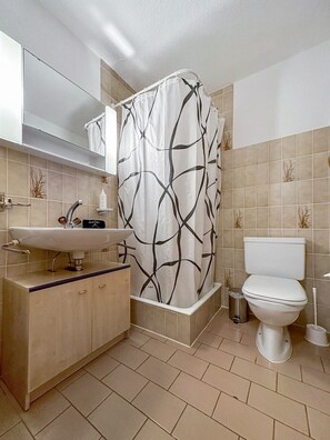 Baignoire, sĂšche-cheveux, savon, papier toilette