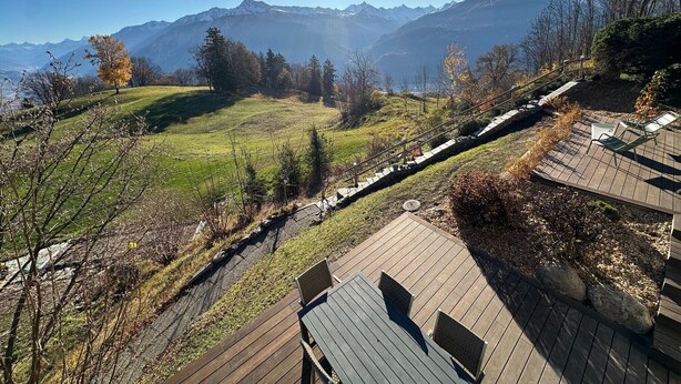 Eine Terrasse mit Blick auf eine Berglandschaft.