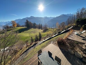 A deck with a view of a mountainous landscape. - The Mirador Lodge - Crans Montana - Swiss Alps (Crans-Montana)