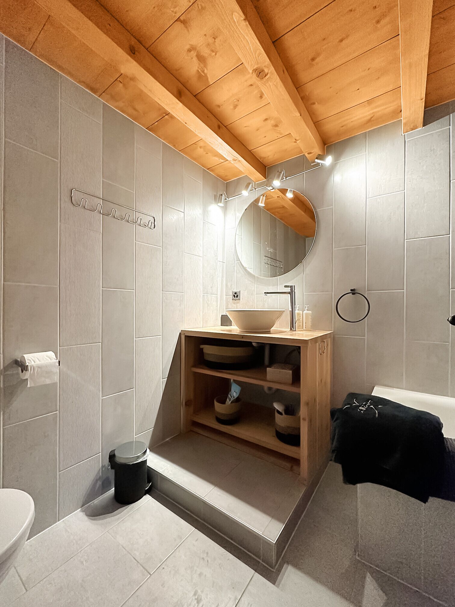 Bathtub, hair dryer, towels