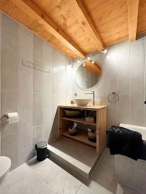 Bañera, secador de pelo y toallas