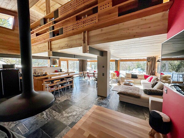 TV, fireplace
