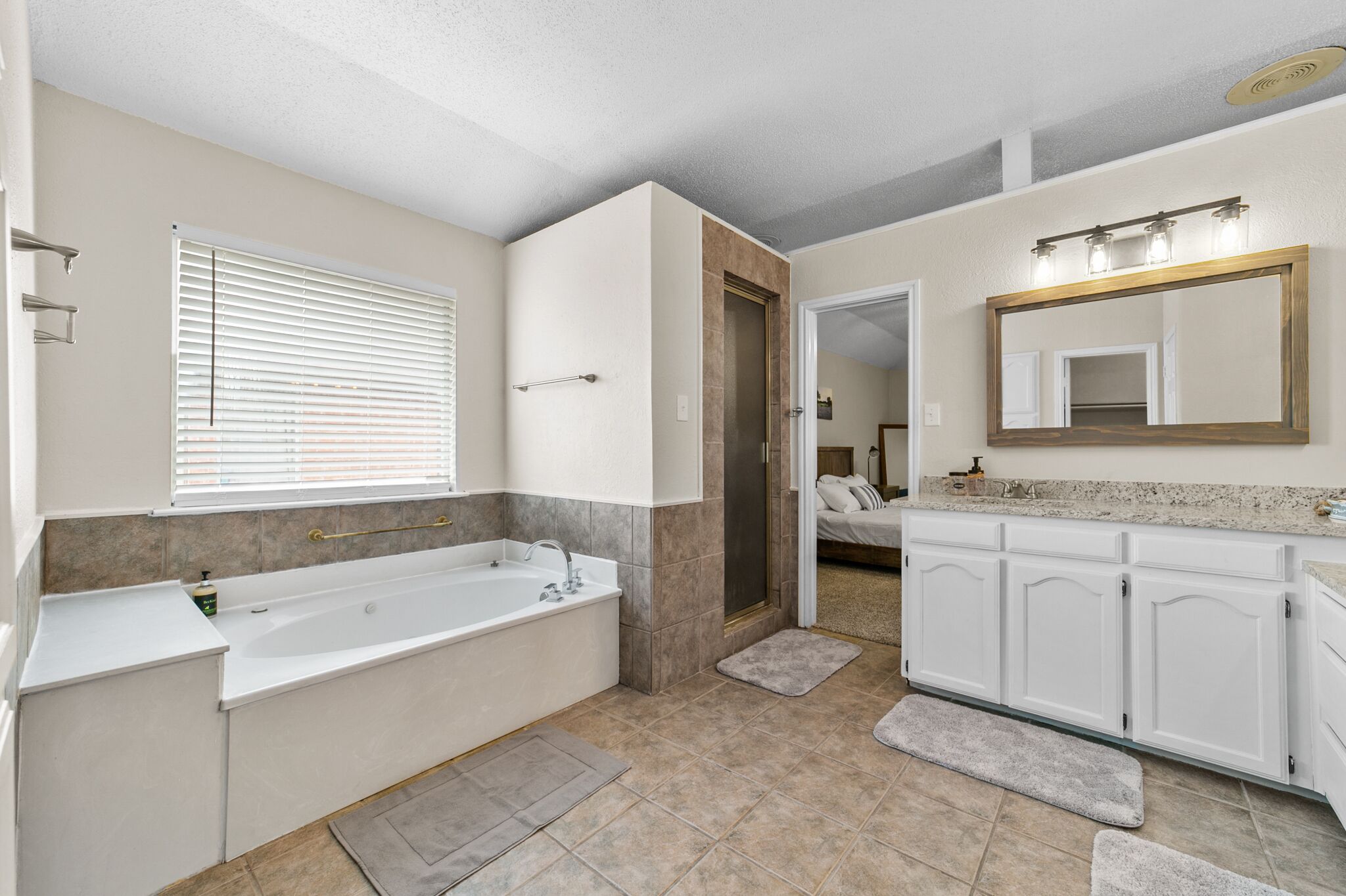 Ensemble douche/baignoire, baignoire à jets, sèche-cheveux
