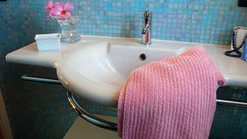 Combined shower/bathtub, hair dryer, bidet, towels
