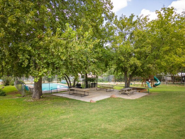 Outdoor dining - Lodge 53 -Cozy Room right off the Lodge (Burnet)