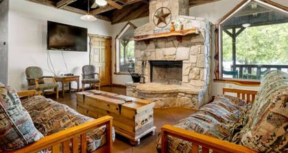 Lodge 53 -Cozy Room right off the Lodge