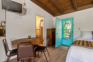 1 bedroom, bed sheets