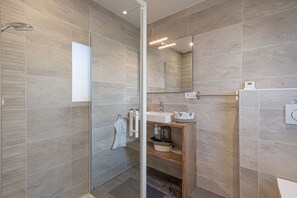 Dusche, Haartrockner, Handtücher, Seife