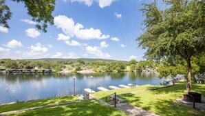 Un parc au bord de la rivière, doté d’un sentier pédestre, de bancs et d’un quai.