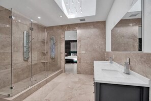 Bathtub, hair dryer - 5000Sf  Luxe Mansion/Pool/Gameroom (Dania Beach)