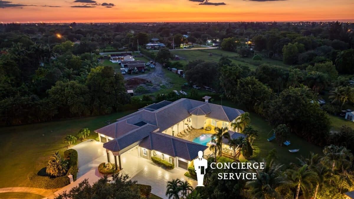 7000sf Mansion/Gameroom/Theater/Heated Pool