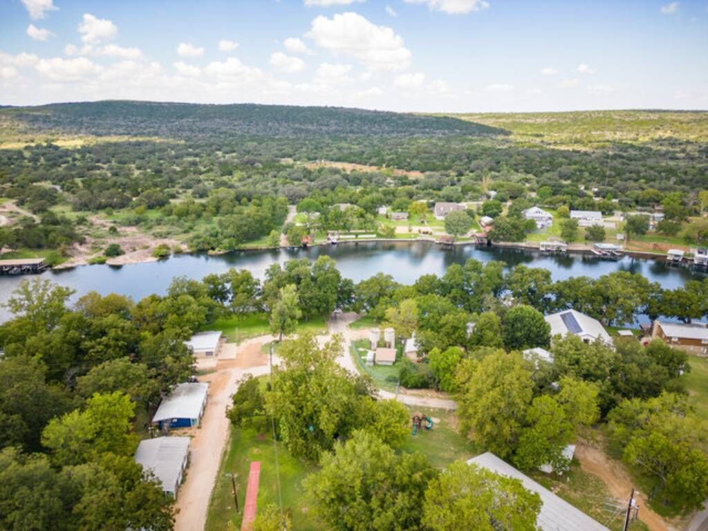 Une propriété au bord du lac, dotée de chalets, d’un quai et offrant une vue sur la forêt environnante.