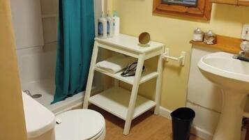 Douche, sèche-cheveux, serviettes fournies, savon