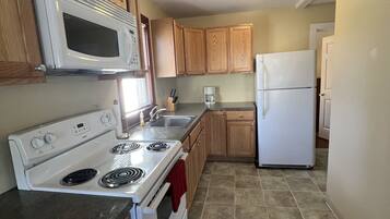 Réfrigérateur, four, plaque de cuisson, cafetiÚre/bouilloire