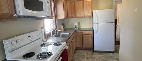 Fridge, oven, stovetop, coffee/tea maker