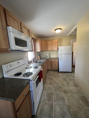 Fridge, oven, stovetop, coffee/tea maker