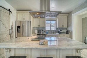 Fridge, microwave, oven, stovetop - Paradise house at Vina del Mar (St. Pete Beach)