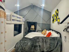 1 bedroom, desk, free WiFi, bed sheets