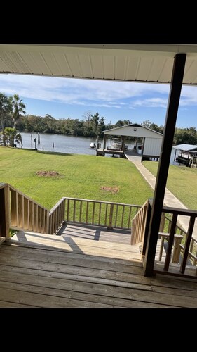 Pet Friendly house on Fish River, private pier with kayaks