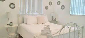 2 quartos, escrivaninha, ferros/tábuas de passar roupa, berço de viagem