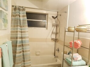 シャワー付き浴槽、ヘアドライヤー、タオル、石鹸