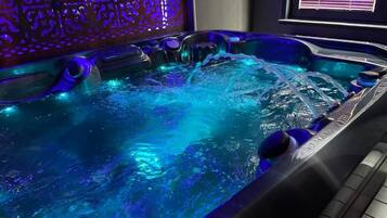 Bathtub spa indoor