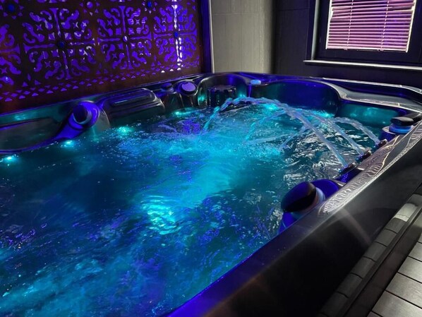 Indoor spa tub