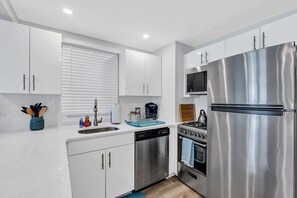 Een koelkast, een microgolfoven, een oven, een kookplaat