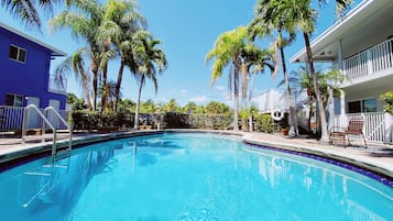 Kolam renang outdoor