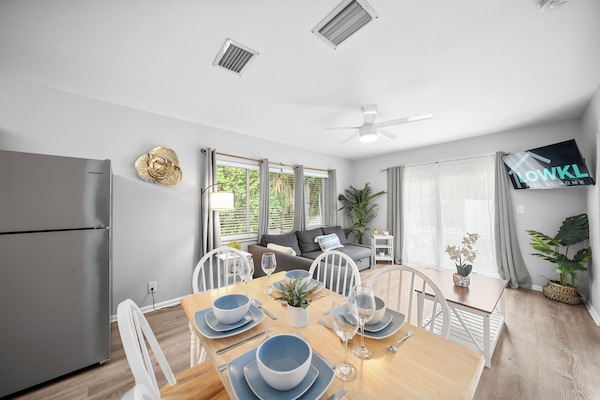 Premium 2-Bedroom Family Suite w/ Kitchen & Sofa Bed | In-room dining