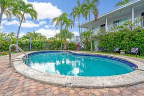 Outdoor pool - The Jasmine Apartments by Lowkl (Fort Lauderdale)