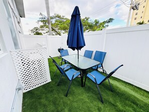 Deluxe 1-Bedroom King w/ Kitchen, Patio & Sofa Bed | Terrace/patio - The Jasmine Apartments by Lowkl (Fort Lauderdale)