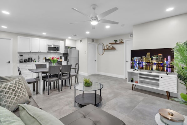 Premium 2 Bedroom Apt w/ Kitchen | Living area | 43-inch Smart TV with cable channels, TV