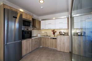 Kühlschrank, Mikrowelle, Ofen, Geschirrspüler