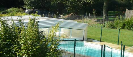 Alberca techada y alberca al aire libre