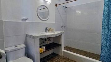 Een douche, een haardroger, handdoeken, zeep