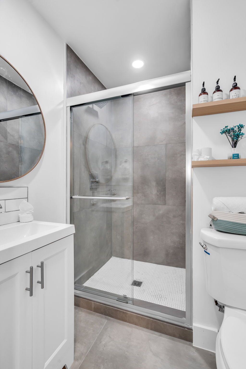 Premium-Apartment | Badezimmer | Duschwanne, Haartrockner, Handtücher, Seife