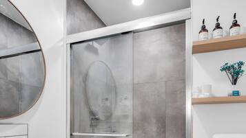 Appartement Premium | Salle de bain | Ensemble douche/baignoire, sèche-cheveux, serviettes fournies, savon