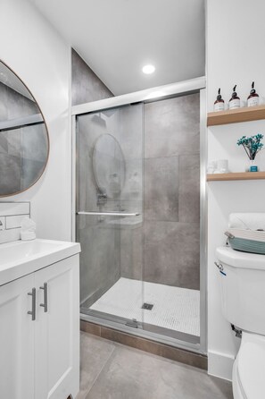 Premium-Apartment | Badezimmer | Duschwanne, Haartrockner, Handtücher, Seife
