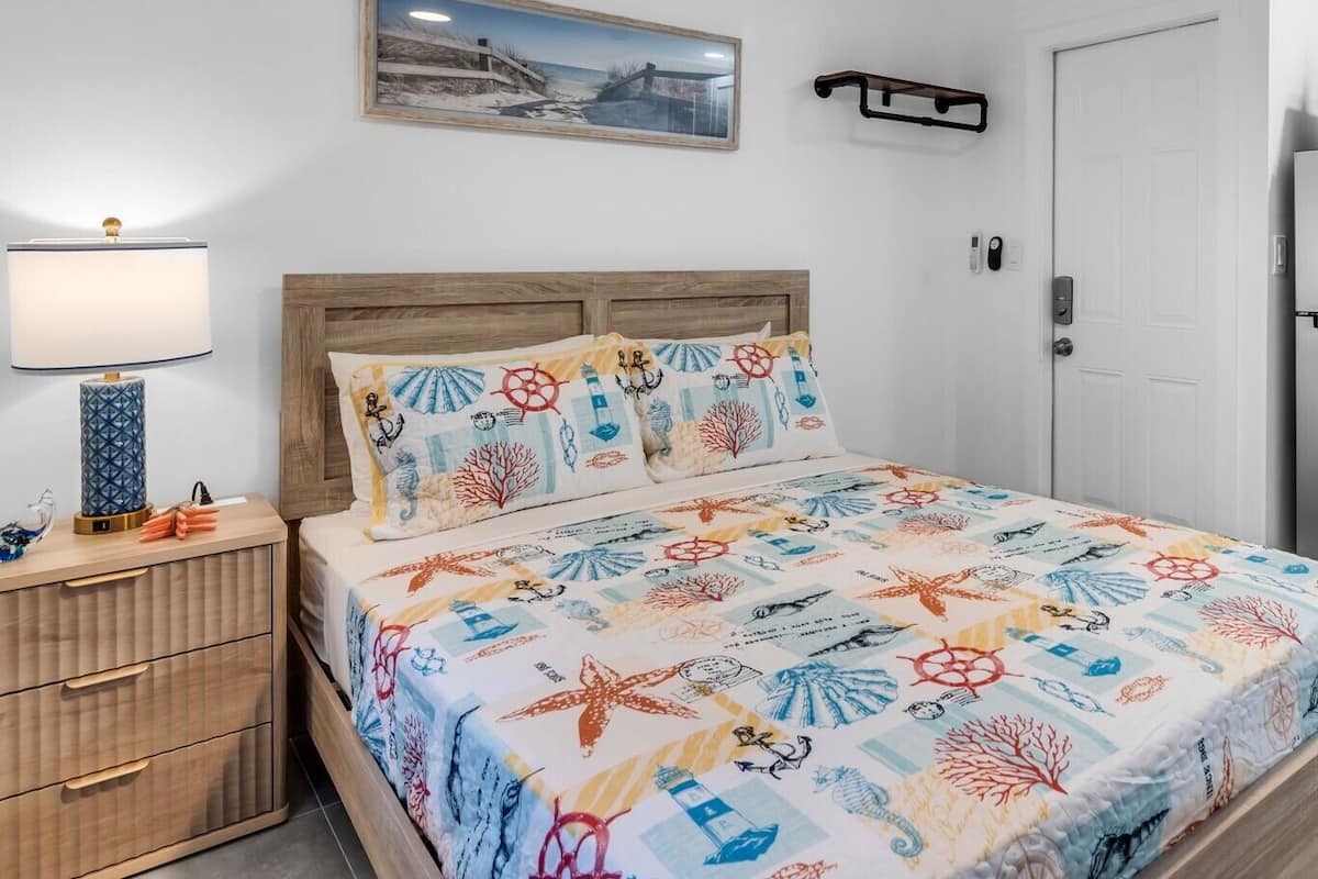 Standard Studio, 1 Double Bed, Kitchen | Pillowtop beds, laptop workspace, iron/ironing board, free WiFi