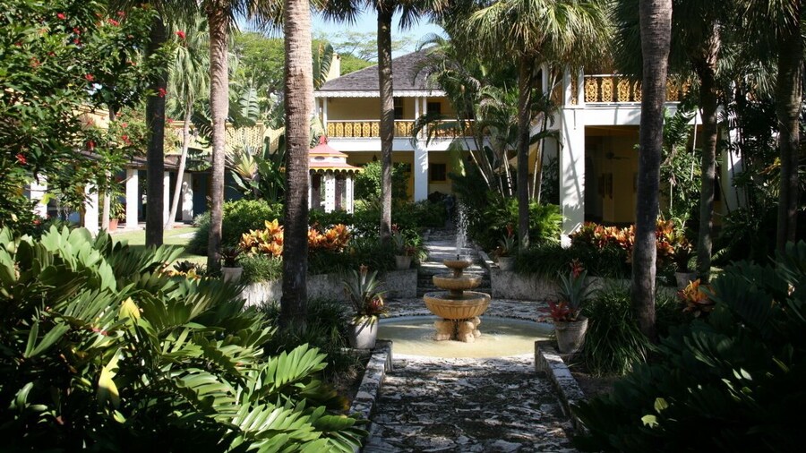 Galleria Apartments by Lowkl