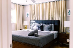 Deluxe 1-Bedroom King w/ Kitchen & Sofa Bed | Pillow-top beds, laptop workspace, iron/ironing board, free WiFi - Galleria Apartments by Lowkl (Fort Lauderdale)