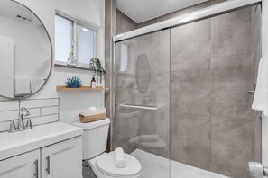 Apartamento Premium | Baño | Ducha y bañera combinadas, secador de pelo, toallas y jabón