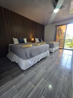 Quarto exclusivo, 2 camas Queen, sacada, vista parcial para o oceano | Wi-Fi de cortesia, roupa de cama