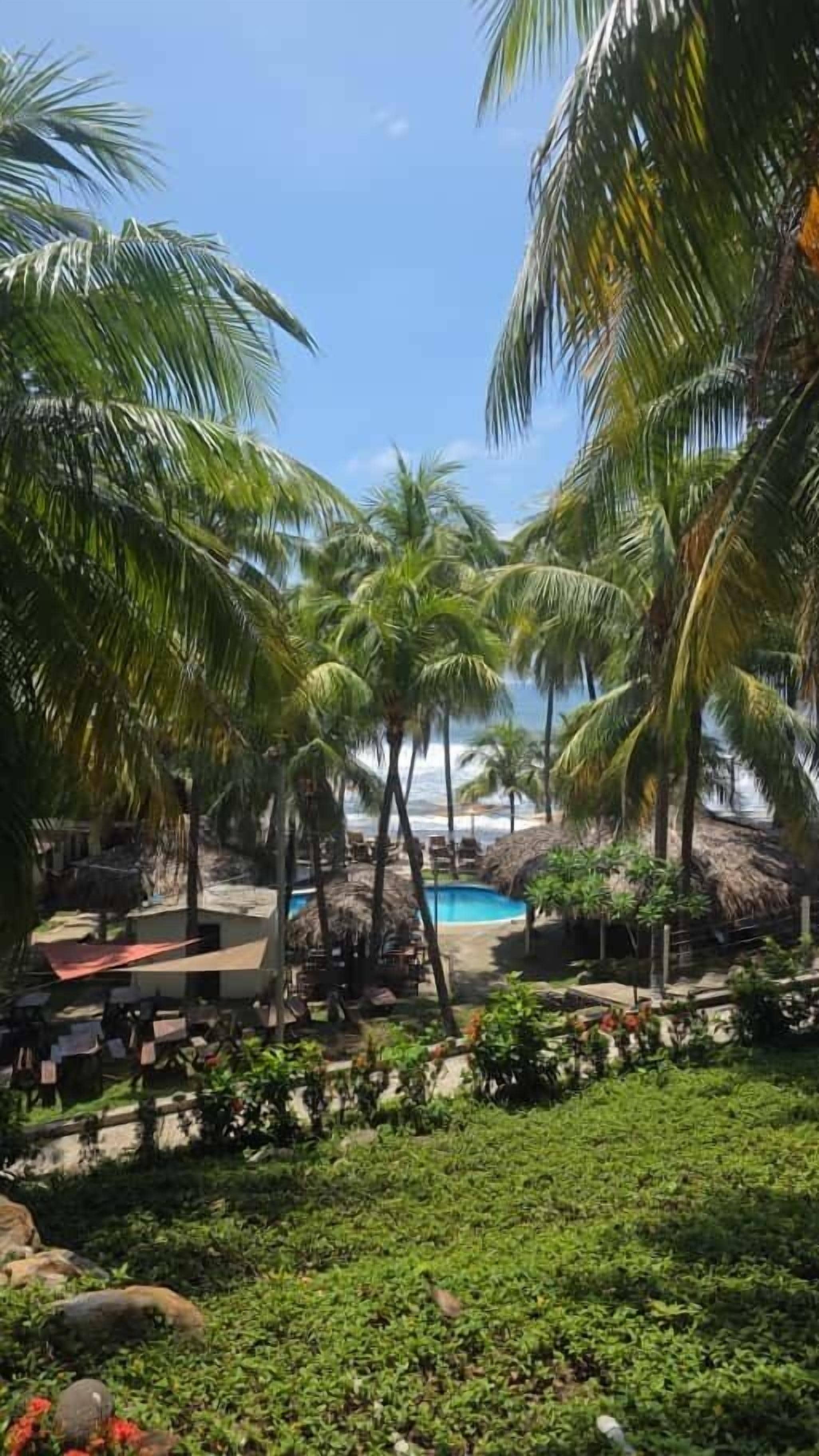 尊爵客房, 2 張加大雙人床, 陽台, 部分海景 | 免費無線上網、床單