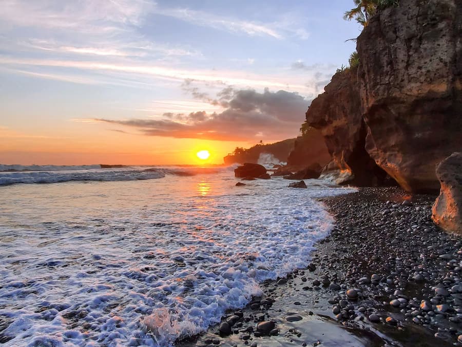 En la playa, arena negra, masajes en la playa