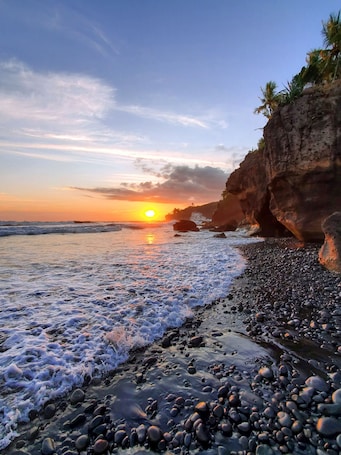 在海滩、黑沙、海滩按摩