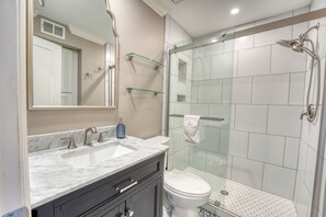 Shower, hair dryer, towels, soap - Oceanfront Designer! KING BED w/ 2 65"TVs BAR GYM FREE TENNIS & PICKLEBALL (Hilton Head Island)