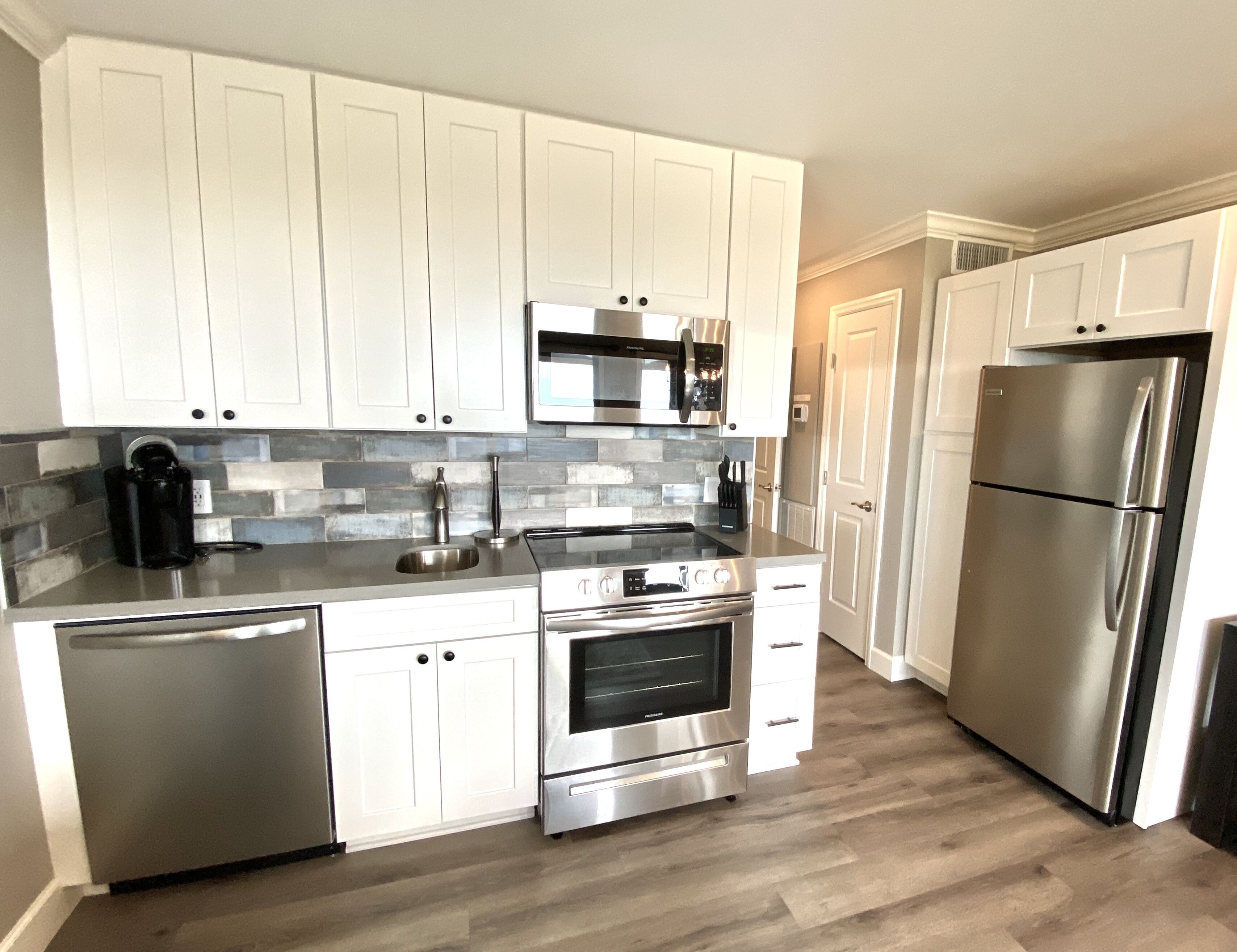 Refrigerador, microondas, horno y parrilla de estufa 