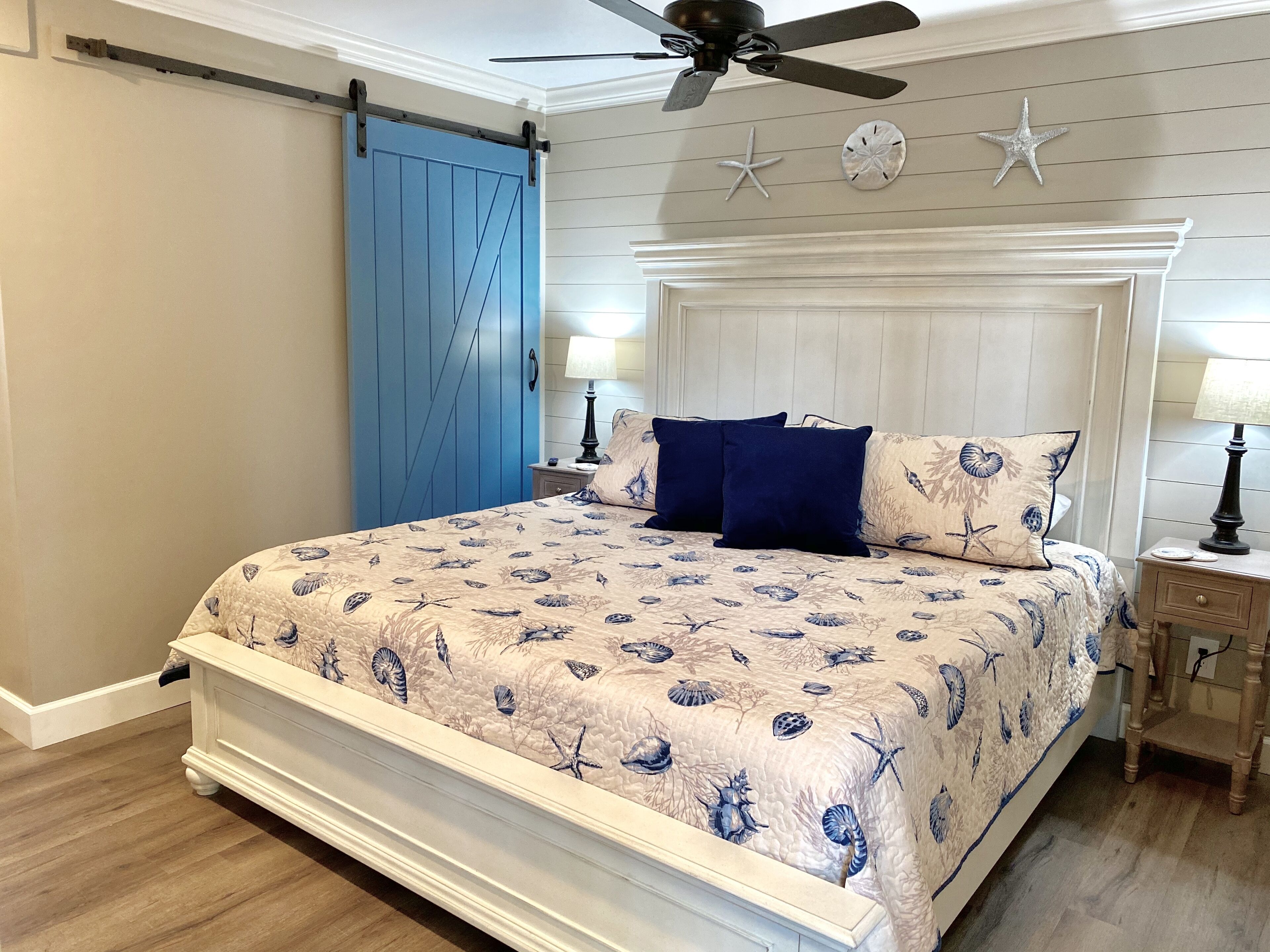 1 habitación, tabla de planchar con plancha y cuna de viaje 